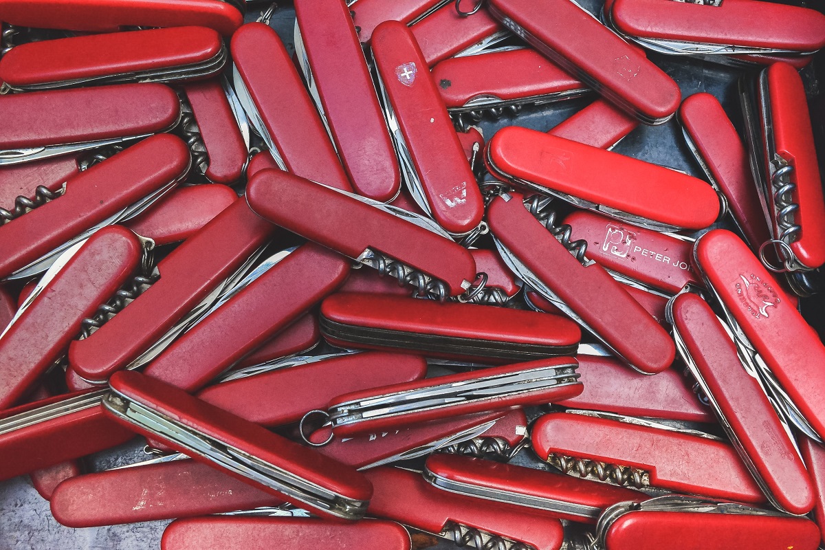 Auswahl an roten Taschenmessern