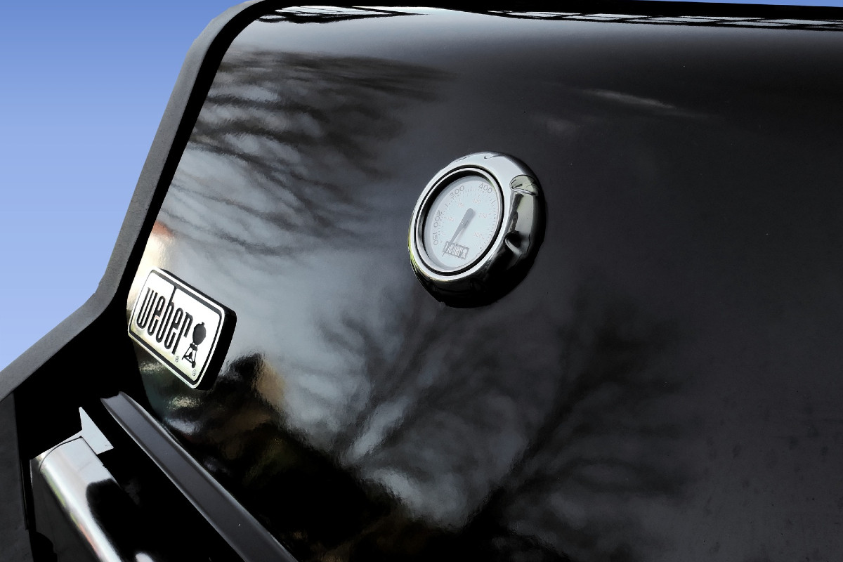 Grillgerät mit dem eingebauten Deckelthermometer