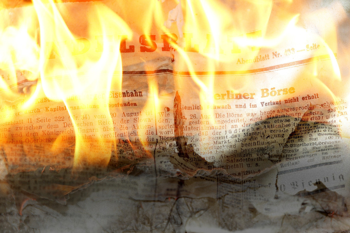 Zeitungspapier im Feuer