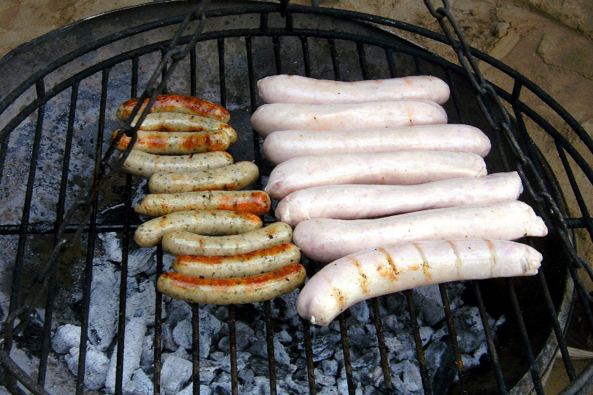 Bratwürste auf dem Holzkohlegrill