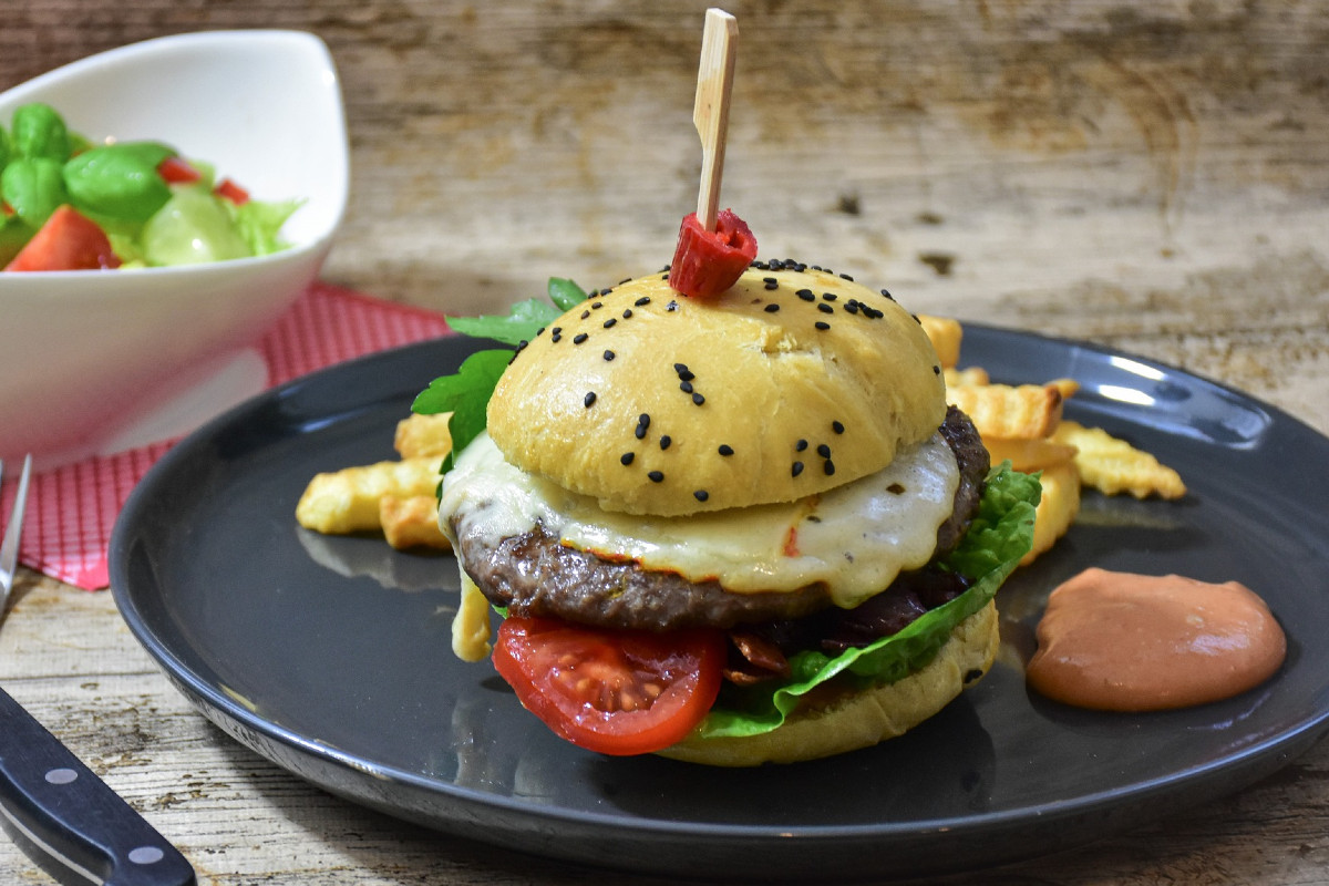 Brioche Bun mit schwarzem Sesam