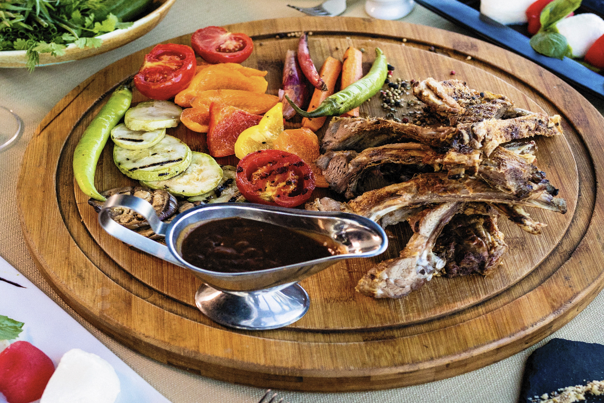 Gegrilltes Lammfleisch mit Soße