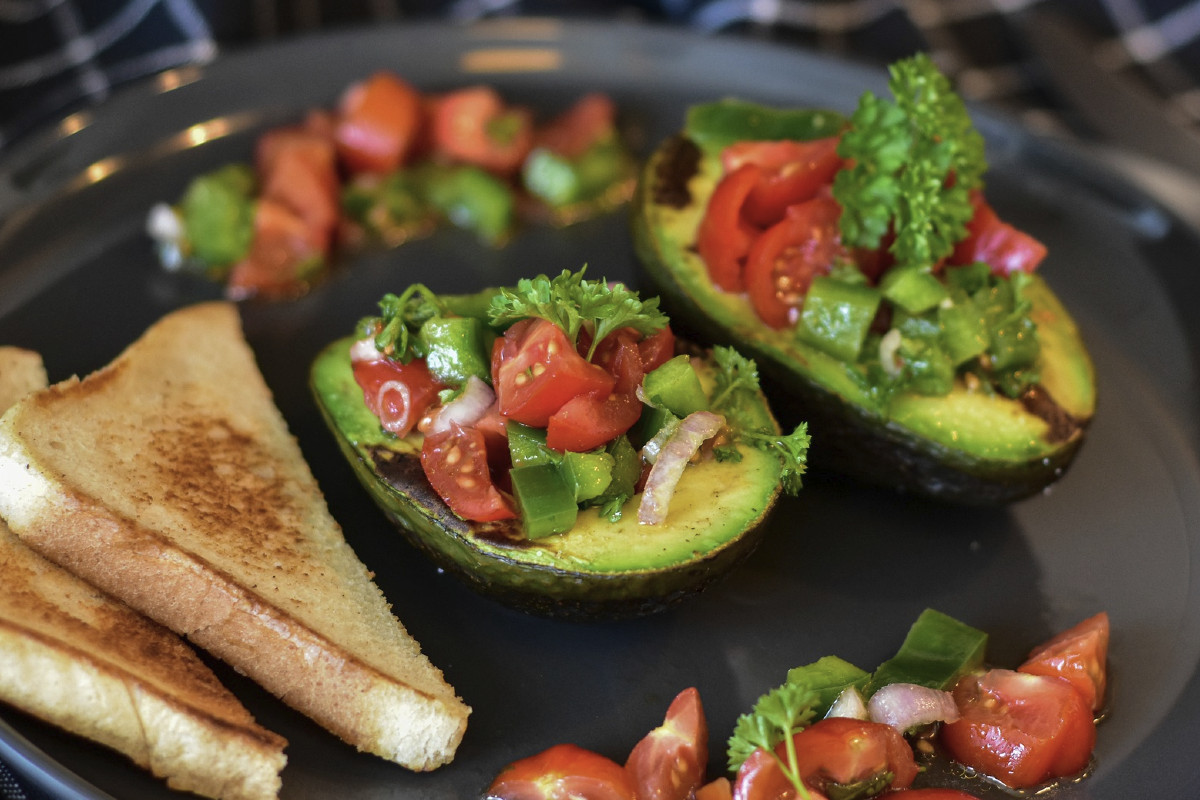 Avocados mit Salsa