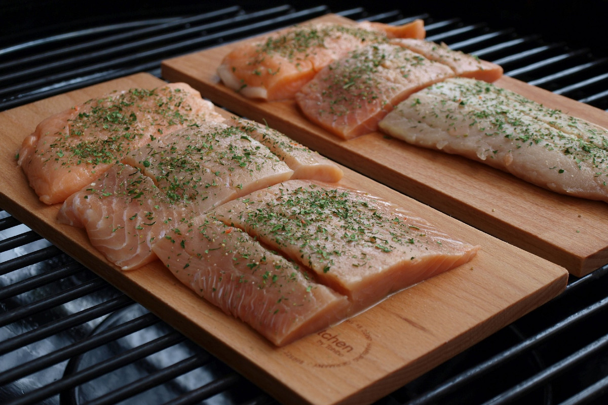 Fisch auf Zedernholzplatte