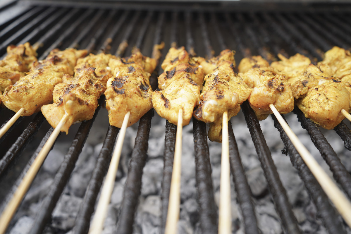 Hühner-Saté-Spießchen grillen
