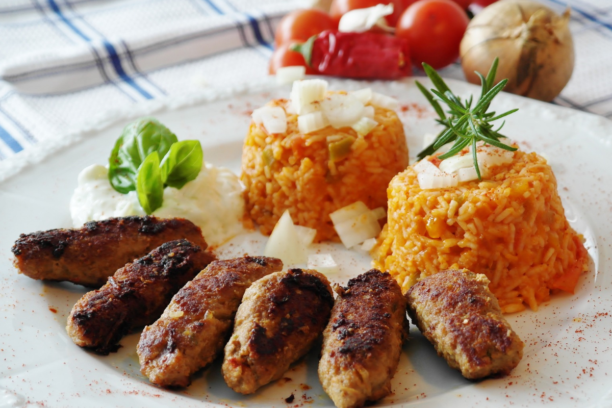 Cevapcici auf dem Teller