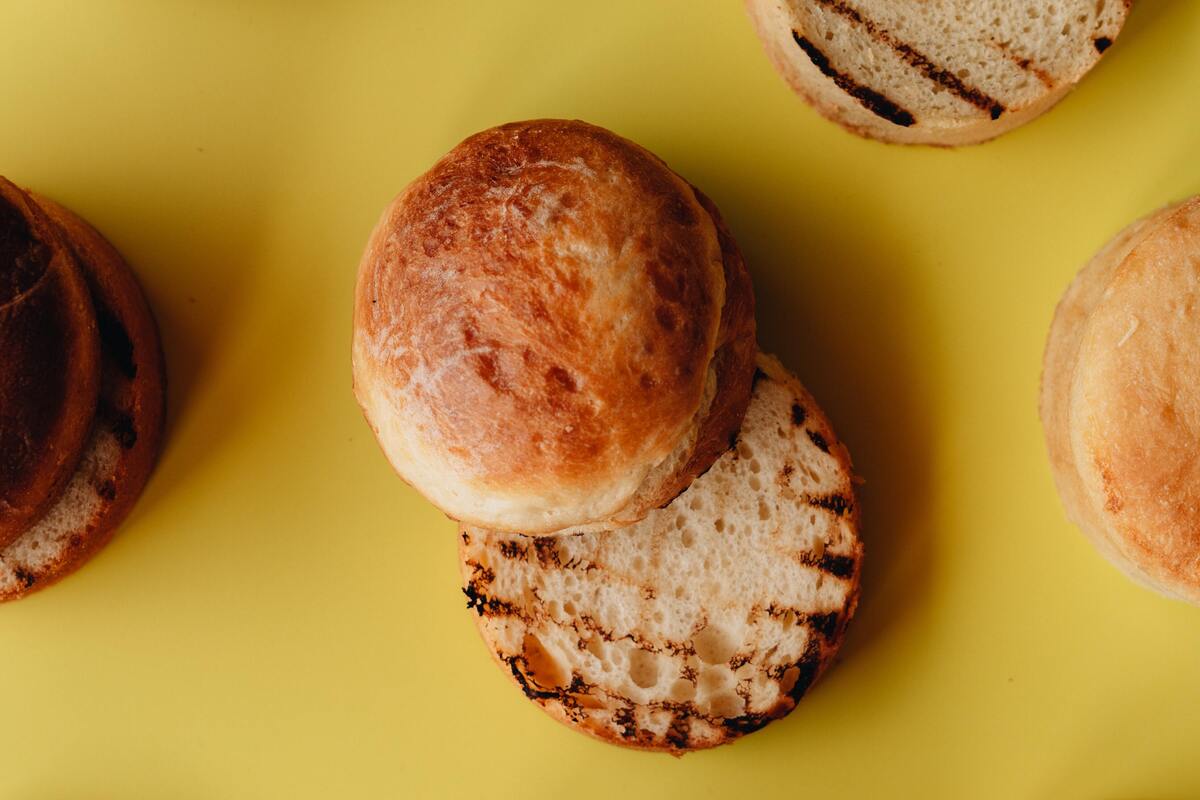 Burgerbrötchen auf dem Grill gebraten