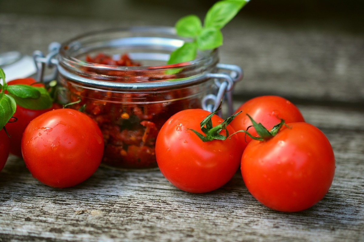 Tomaten frisch und getrocknet