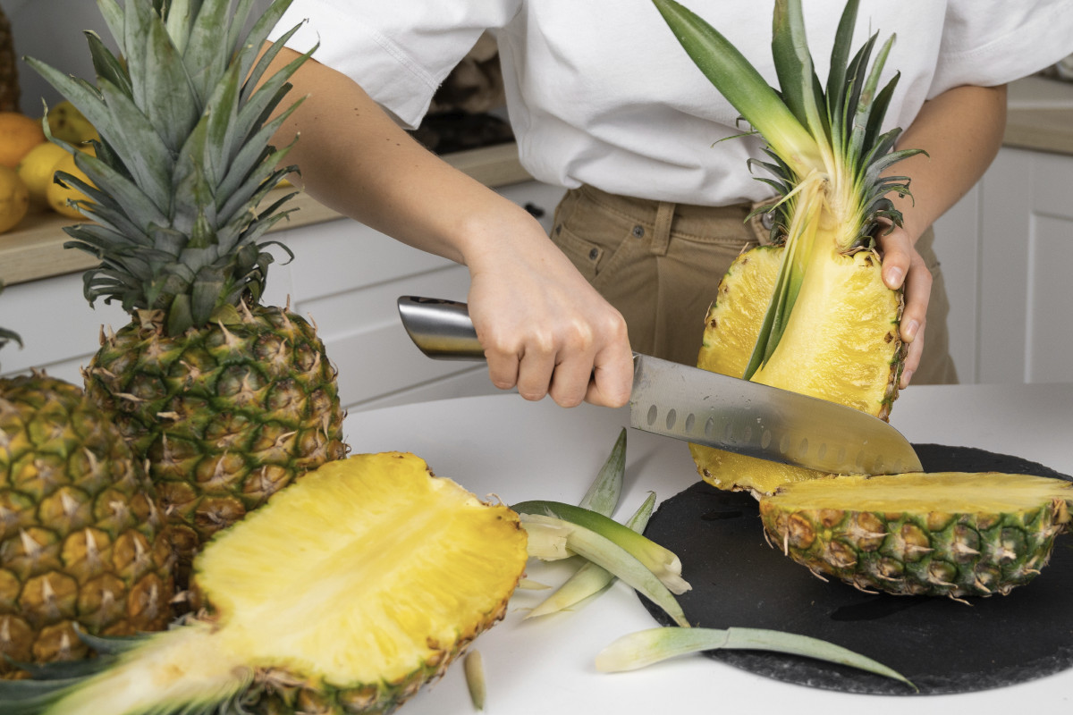 Ananas schneiden