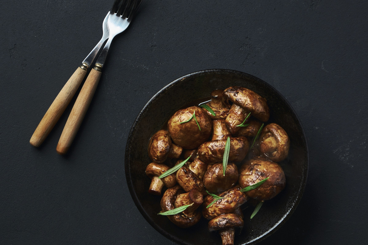 Gebratene Champignons in Knoblauchsoße