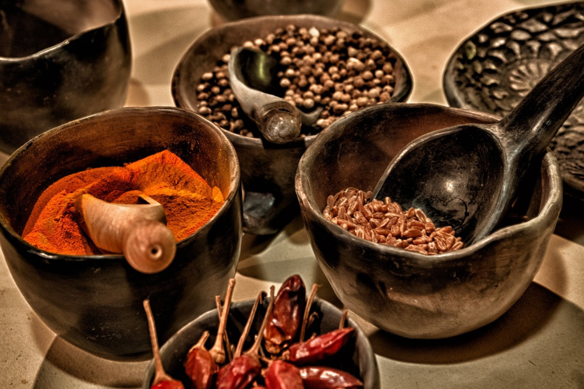 Getrocknete Chilis ganz und gemahlen