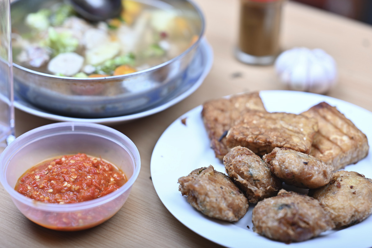 Malaysisches Sambal servieren