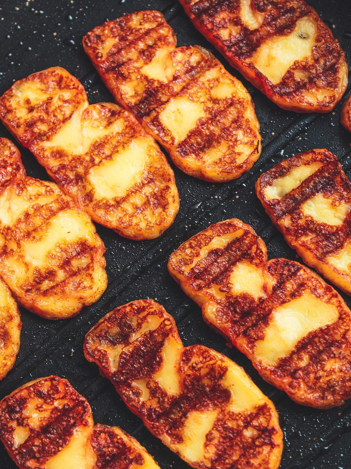 Halloumi-Scheiben auf dem Grill