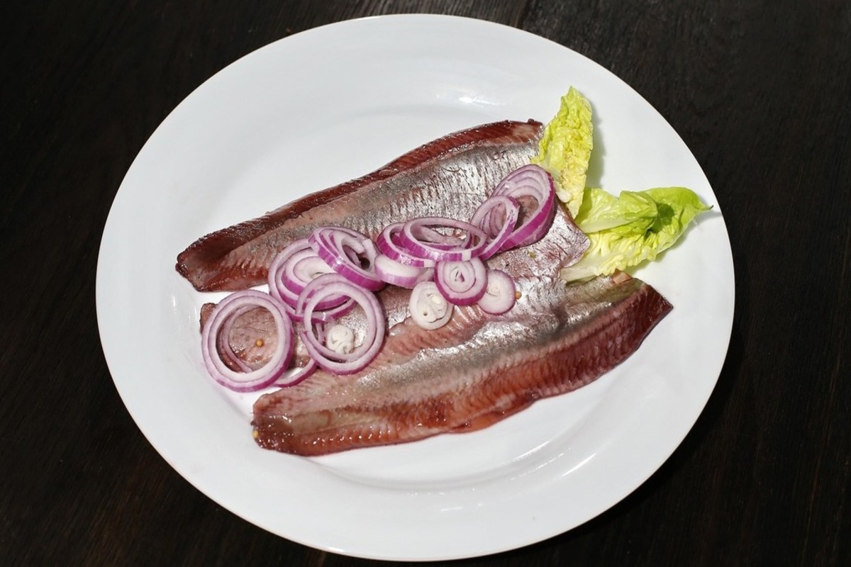 Hering mit roten Zwiebeln