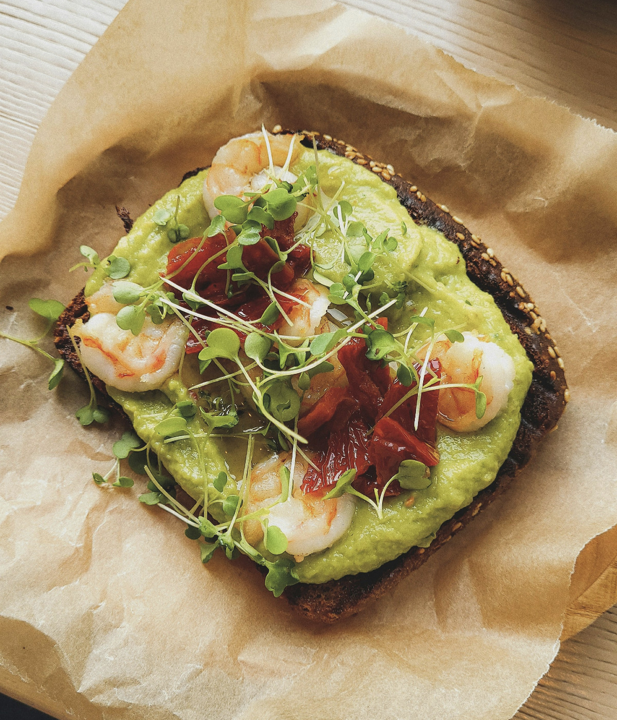 Räksmörgås mit Avocado und Roggenbrot
